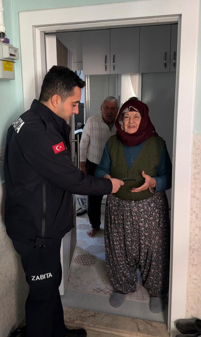 Zabıta, pazarda bulunan cüzdanı sahibine teslim etti Zabıta, pazarda bulunan cüzdanı sahibine teslim etti