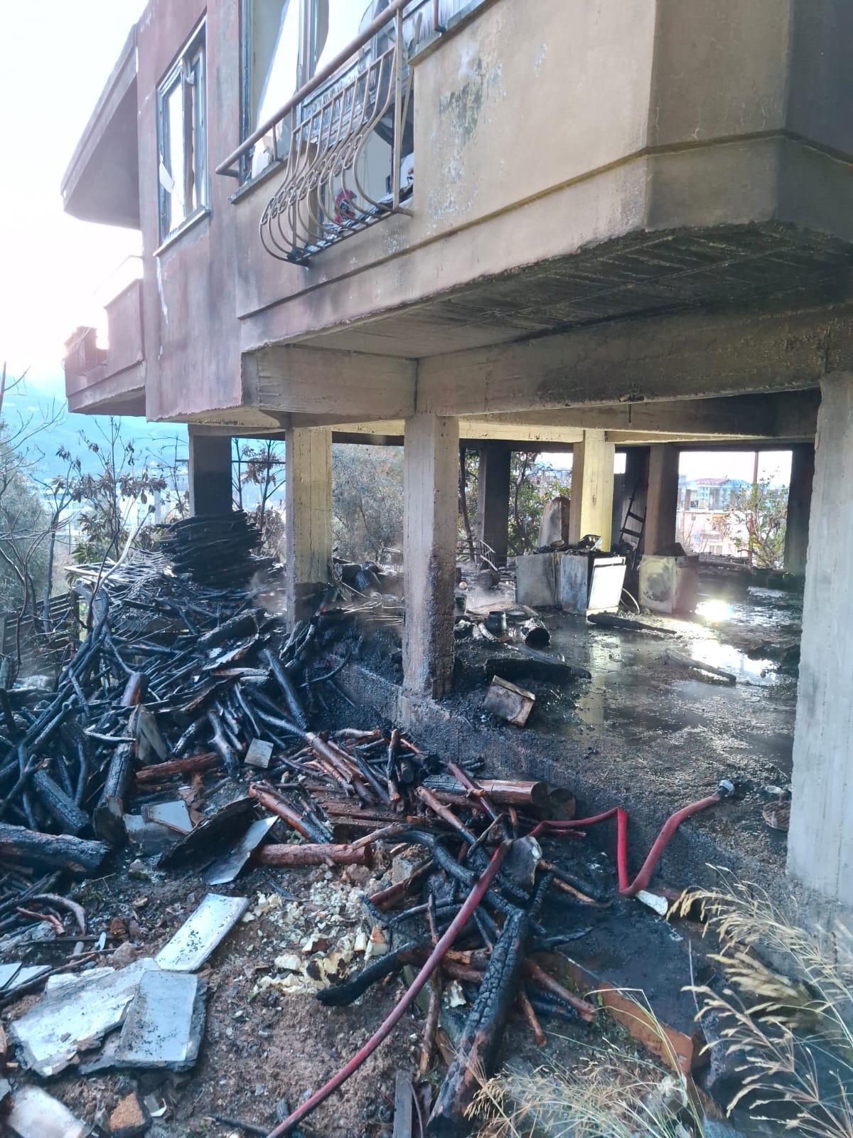 Odunluktaki yangın hasara neden oldu Odunluktaki yangın hasara neden oldu