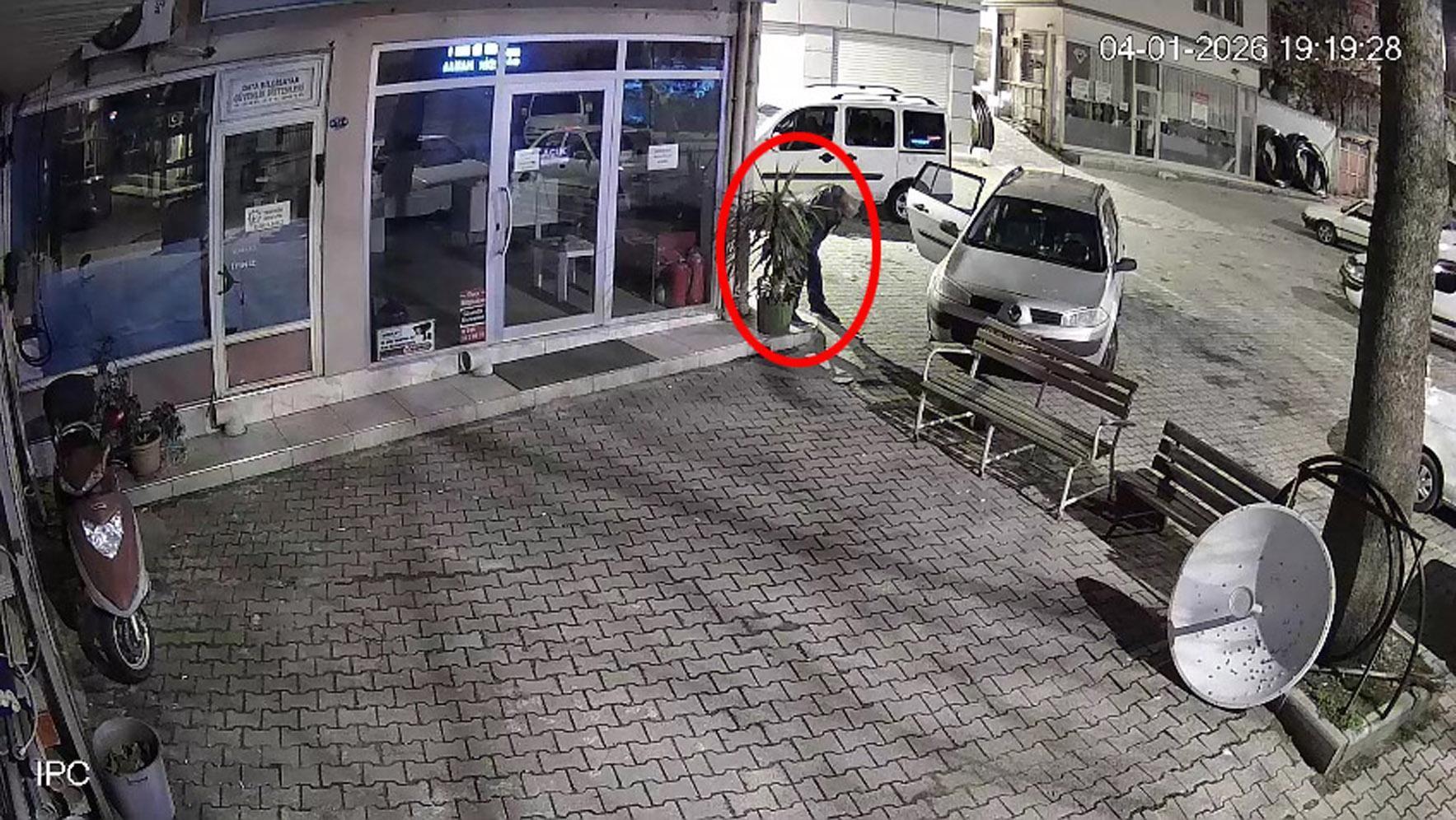 İş yeri önünde duran çiçeği çaldı