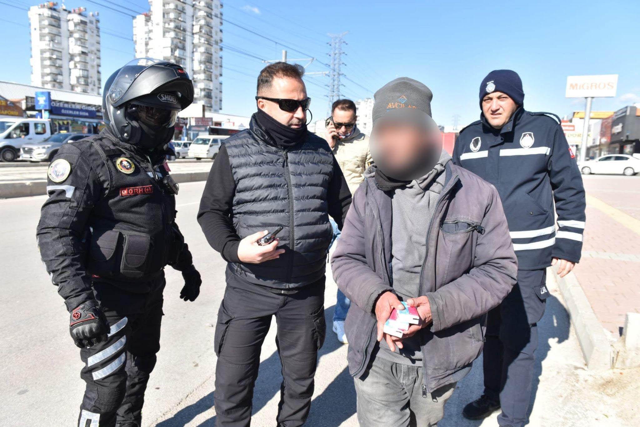 Kepez’de seyyar satıcı ve dilenci operasyonu