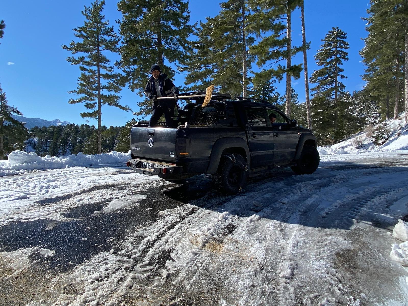 Büyükşehir ekiplerinin karla mücadele çalışması sürüyor