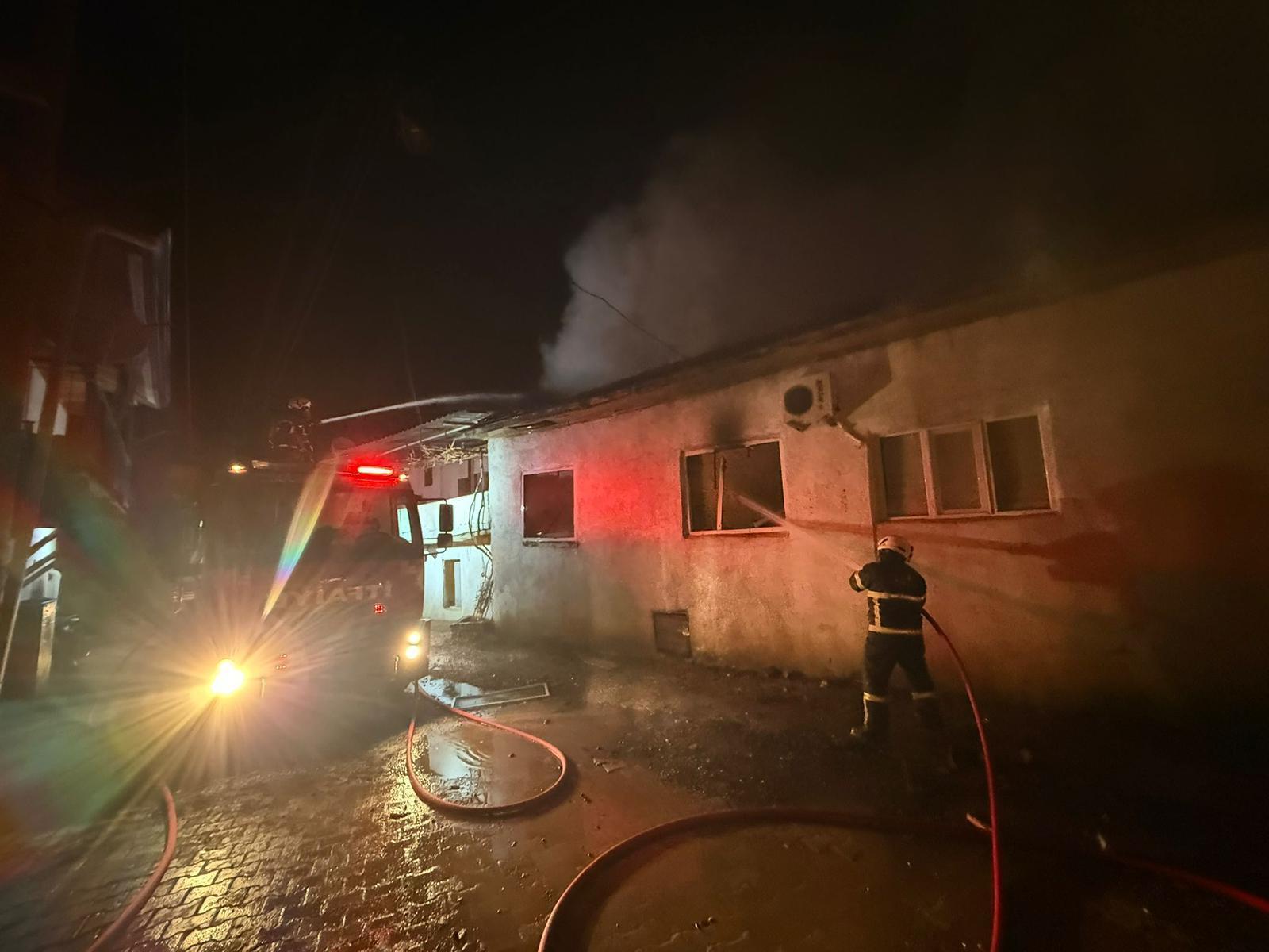 Yangında ev kullanılamaz hale geldi Yangında ev kullanılamaz hale geldi