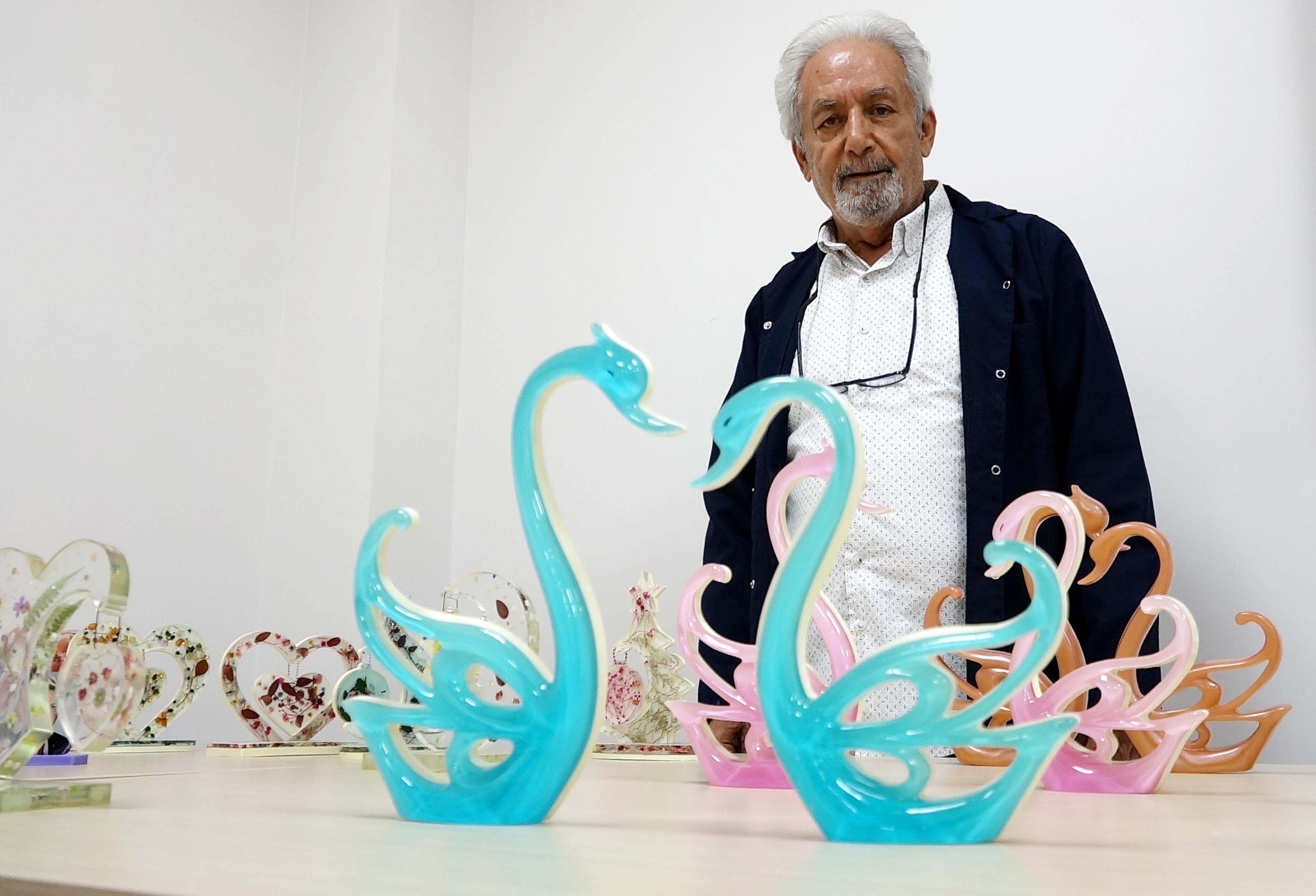 Huzurevinde yaptığı süs eşyalarını hediye ediyor