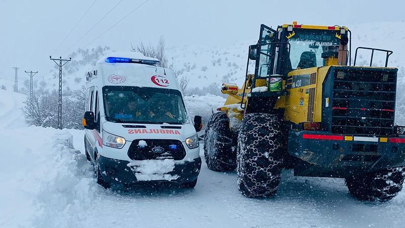 Yolu kapalı köyde rahatsızlanan hasta, ekipler tarafından hastaneye ulaştırıldı