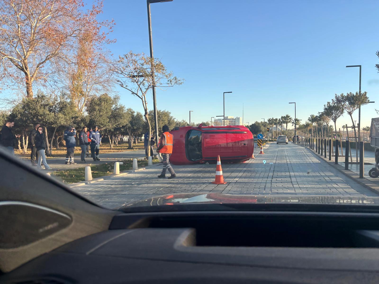 Yan yatarn aracın sürücüsü kazayı yara almadan atlattı