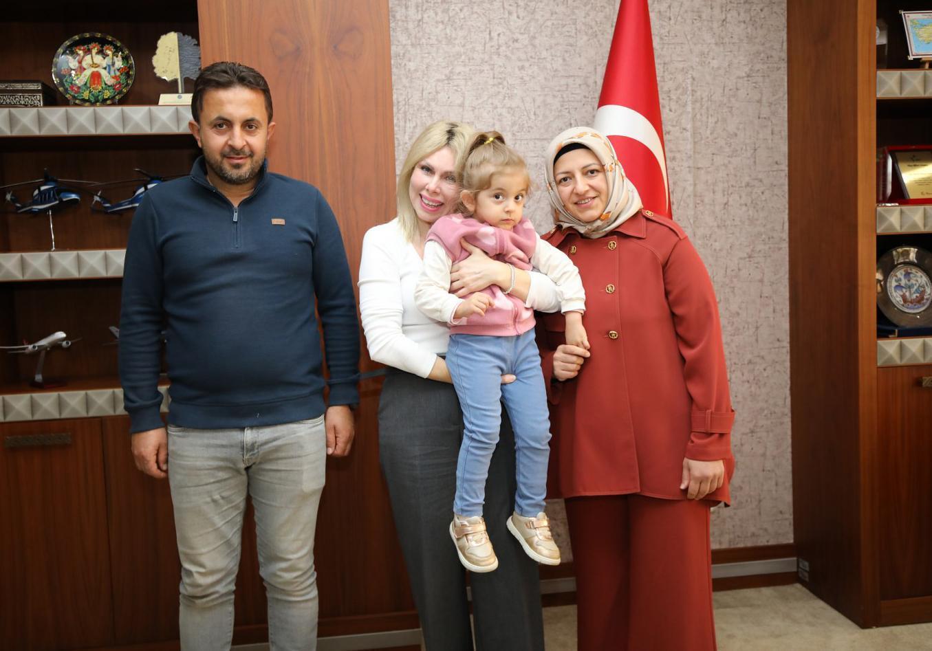 ‘Mucize bebek’ Özlenen, doktorunu ziyaret etti