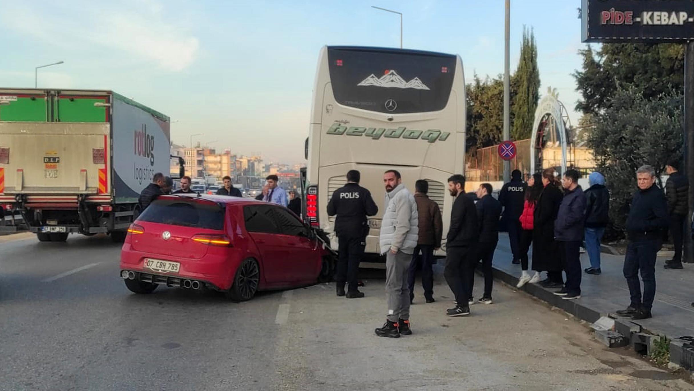 Yolcu otobüsüyle çarpışan otomobil sürücüsü yaralandı