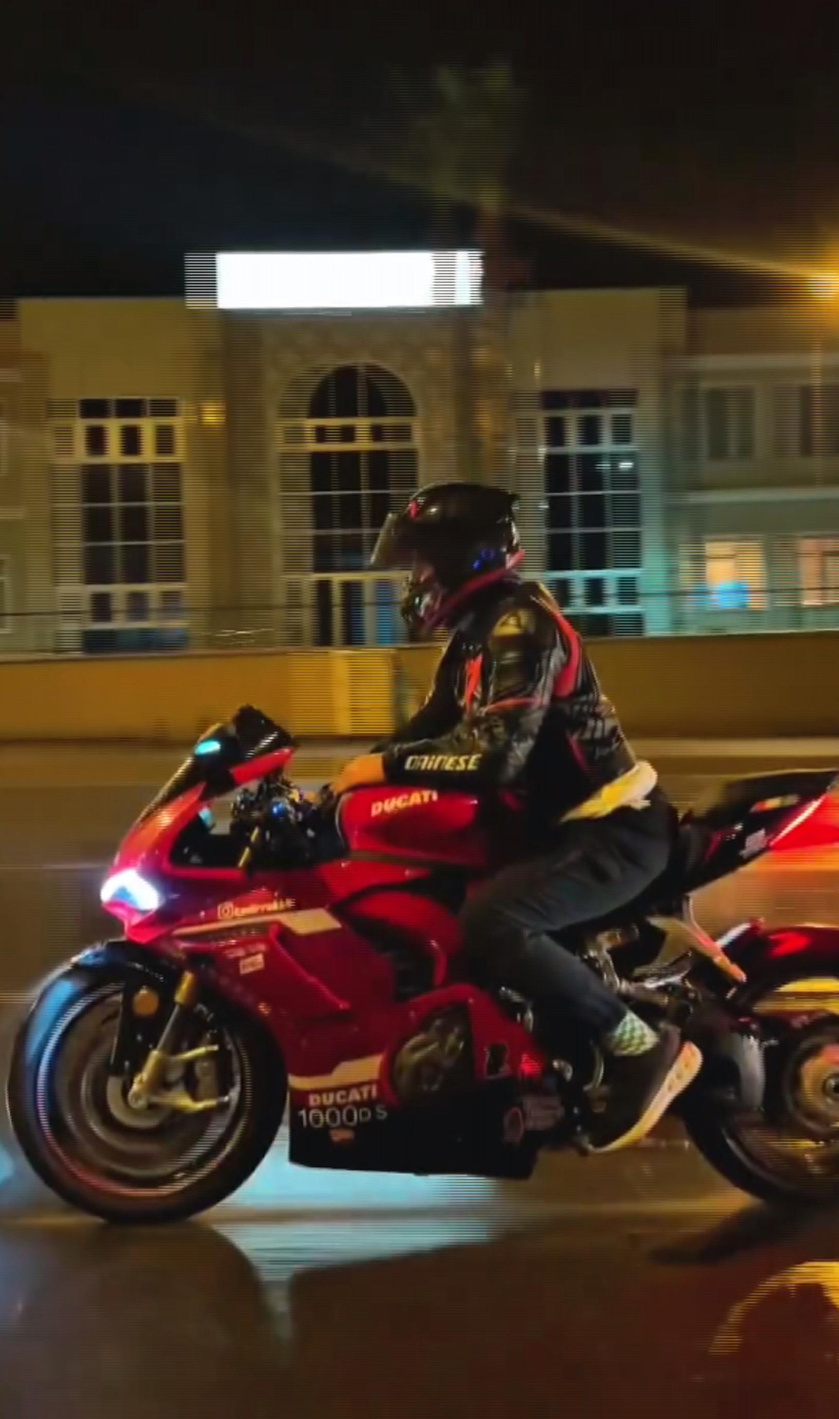 Motosikletli sanal medya ünlüsü kazada öldü, kaskını kız arkadaşı takmış