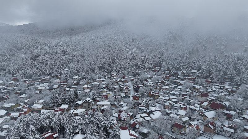 Yaylalarda kar ve sis, eşsiz manzaralar oluşturdu