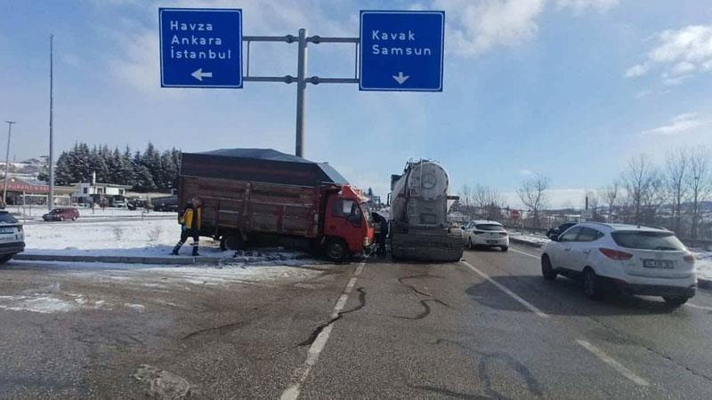 Çekici, kamyona yandan çarptı; 2 ağır yaralı