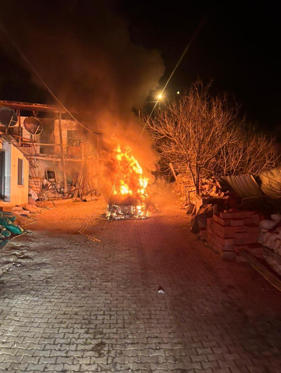 Bucak’ta park halindeki otomobil yandı