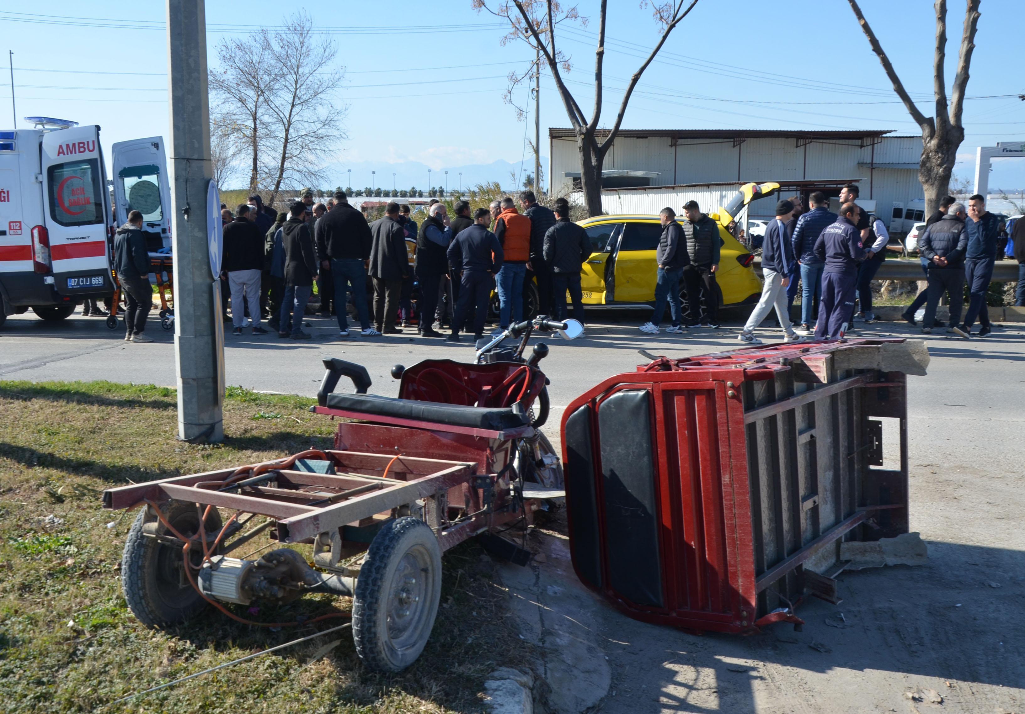 Serik’te taksi ile üçteker çarpıştı: 2 yaralı