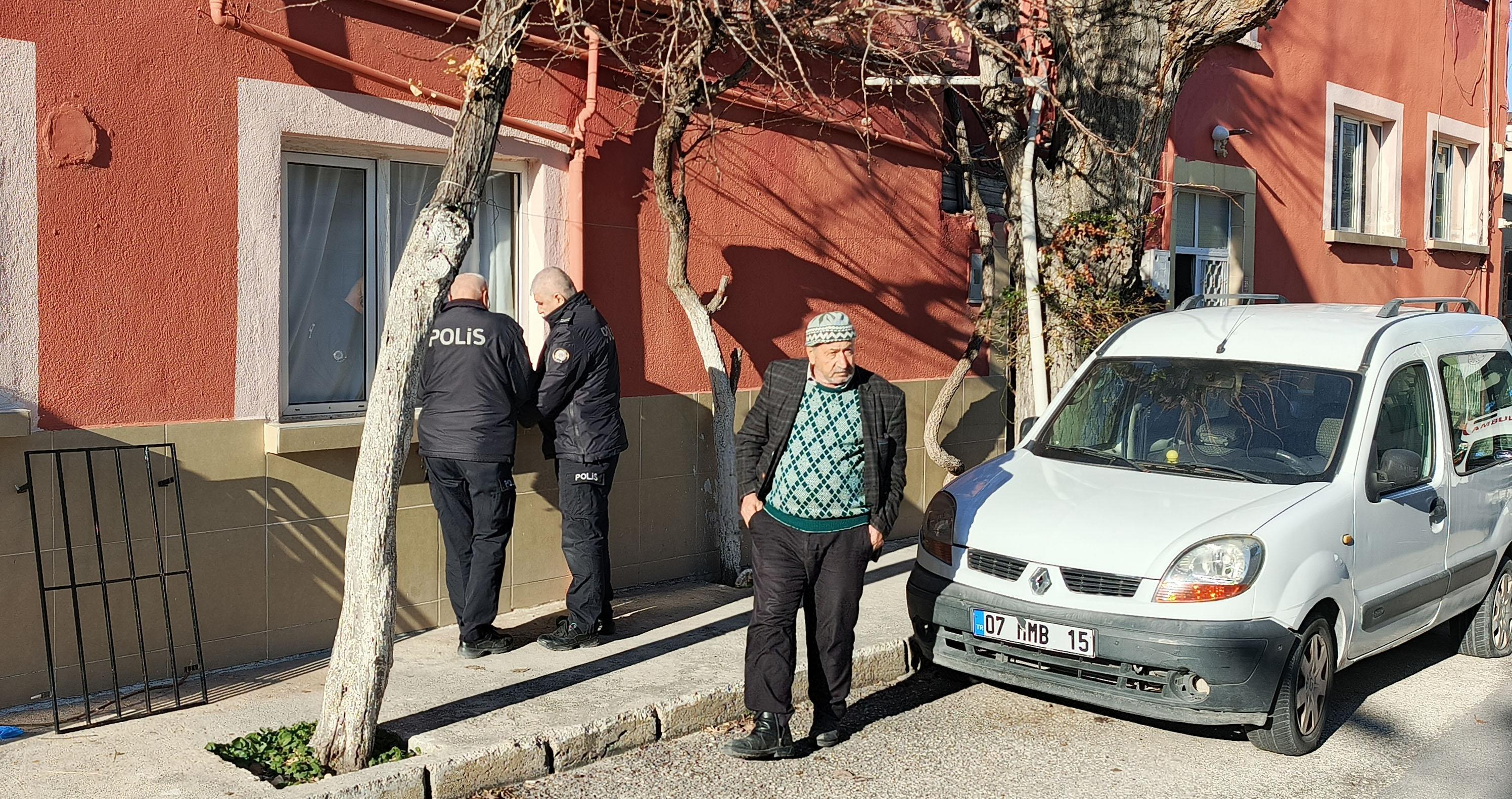 Evinde ölü bulundu
