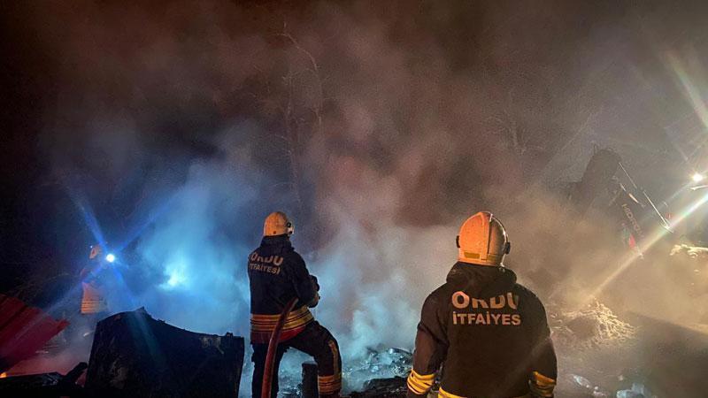 Ordu’da 1 saat arayla çıkan yangınlarda 2 ev 1 samanlık yandı, 2 kişi dumandan etkilendi