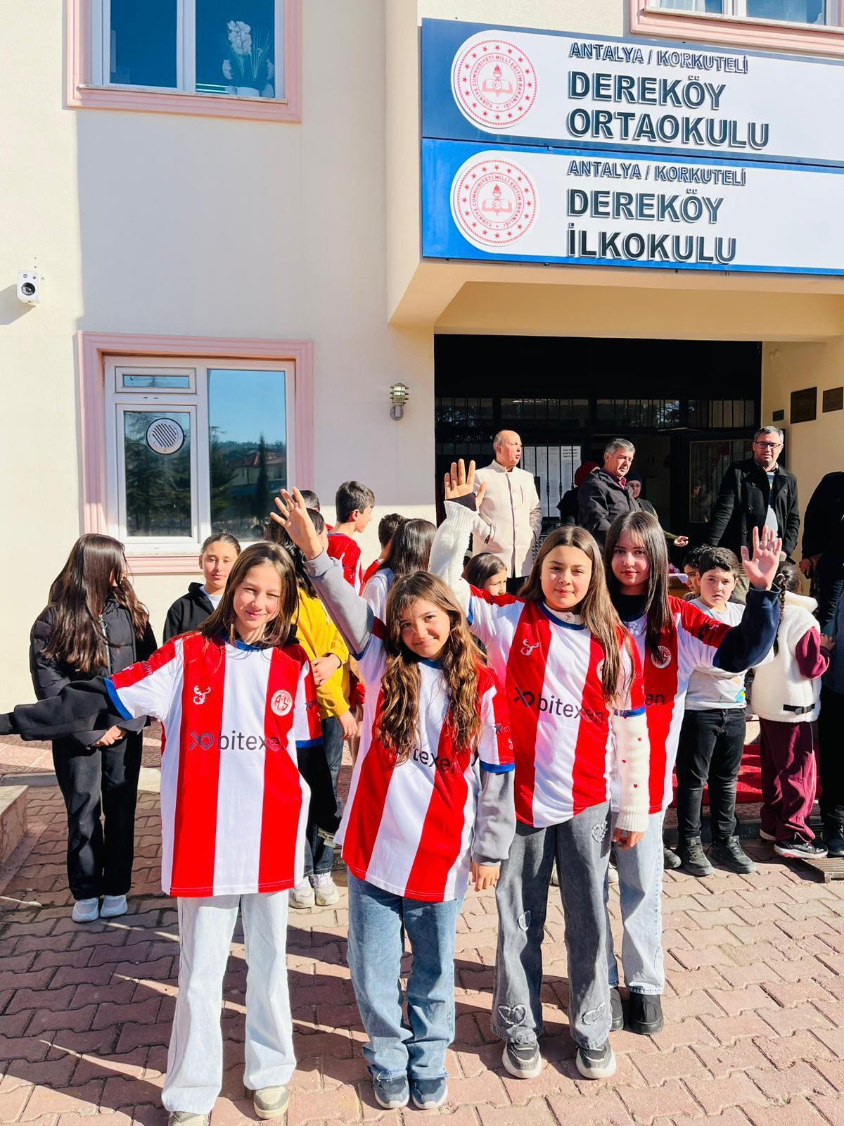 Öğrencilere Antalyaspor forması hediyesi