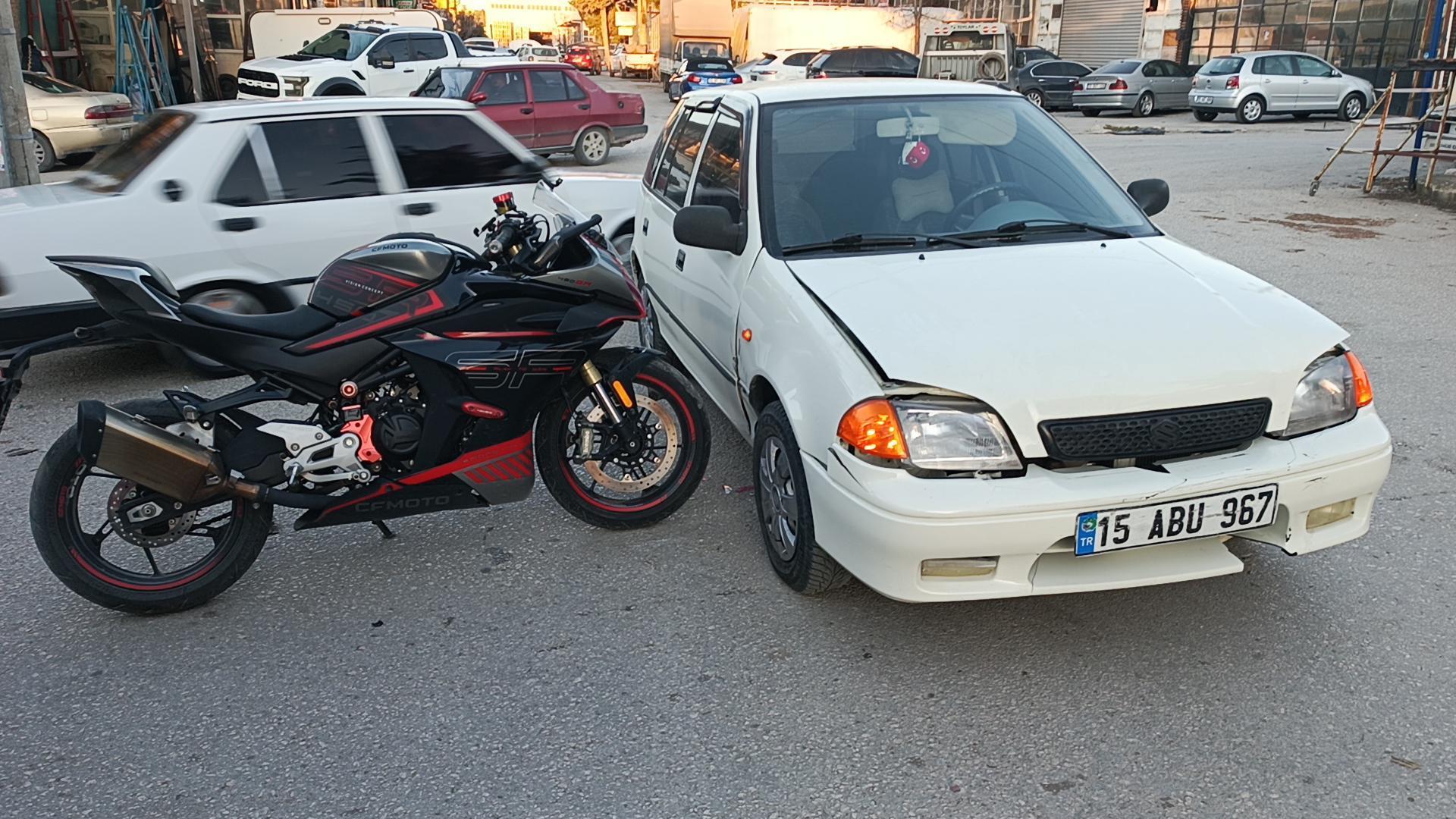 Otomobille çarpışan motosikletin sürücüsü yaralandı
