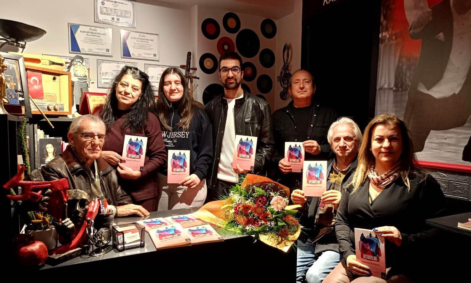 Tiyatro sahnesinde kitap tanıtımı