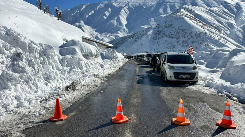 Şırnak-Hakkari kara yolu çığ riski nedeniyle ulaşıma kapatıldı