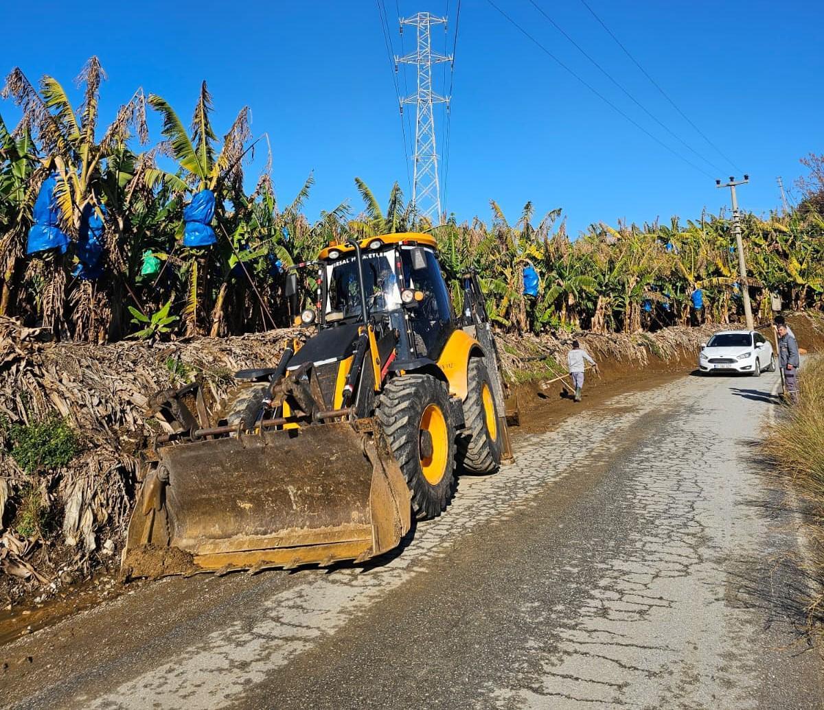 Büyükşehir Alanya’nın kırsal yollarında çalışıyor