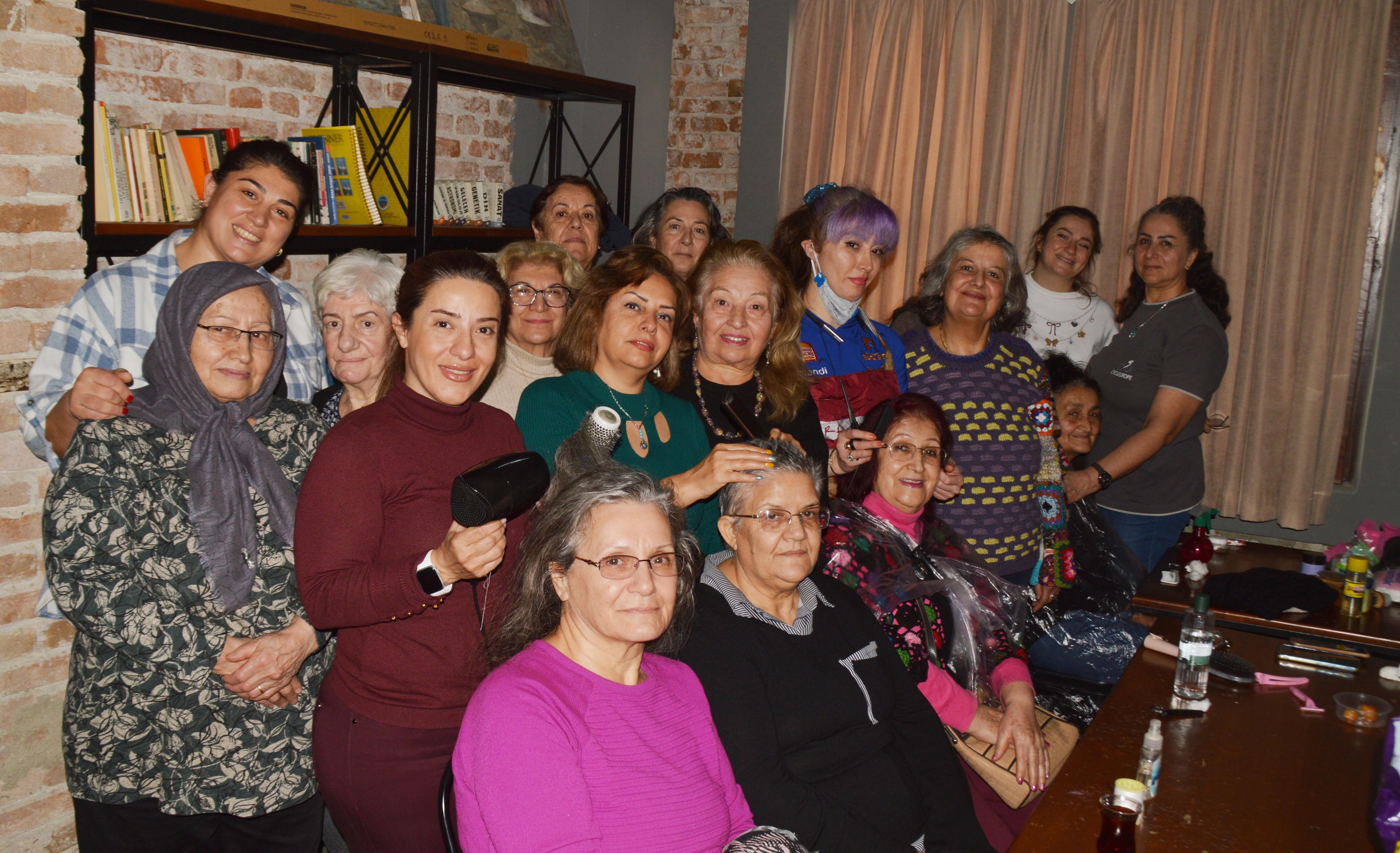 İranlı kuaförlerden yaşlıya saygı