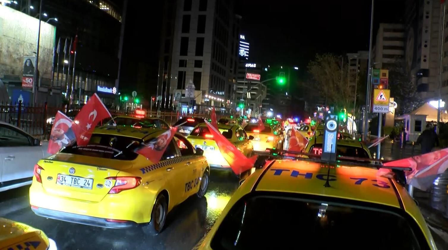 Şişli’de taksiciler Türk bayrağına yapılan saldırıya karşı konvoy düzenledi