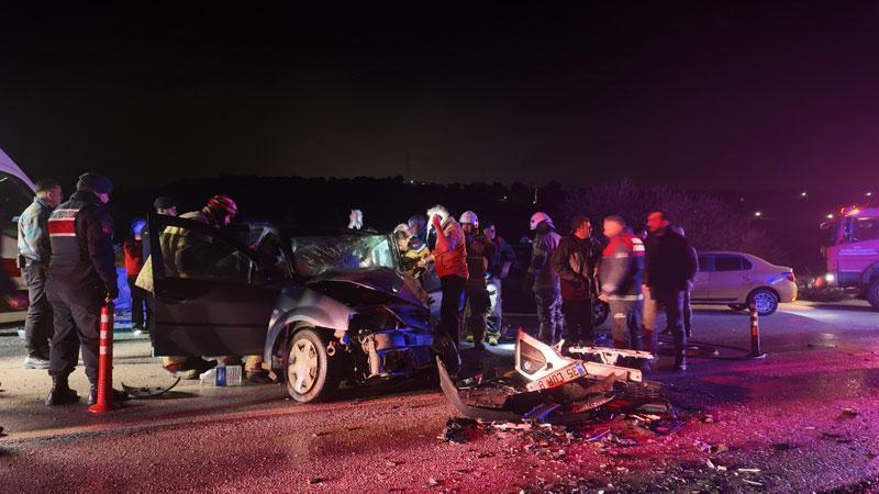 İzmir’de iki otomobil çarpıştı: 2’si ağır 6 yaralı