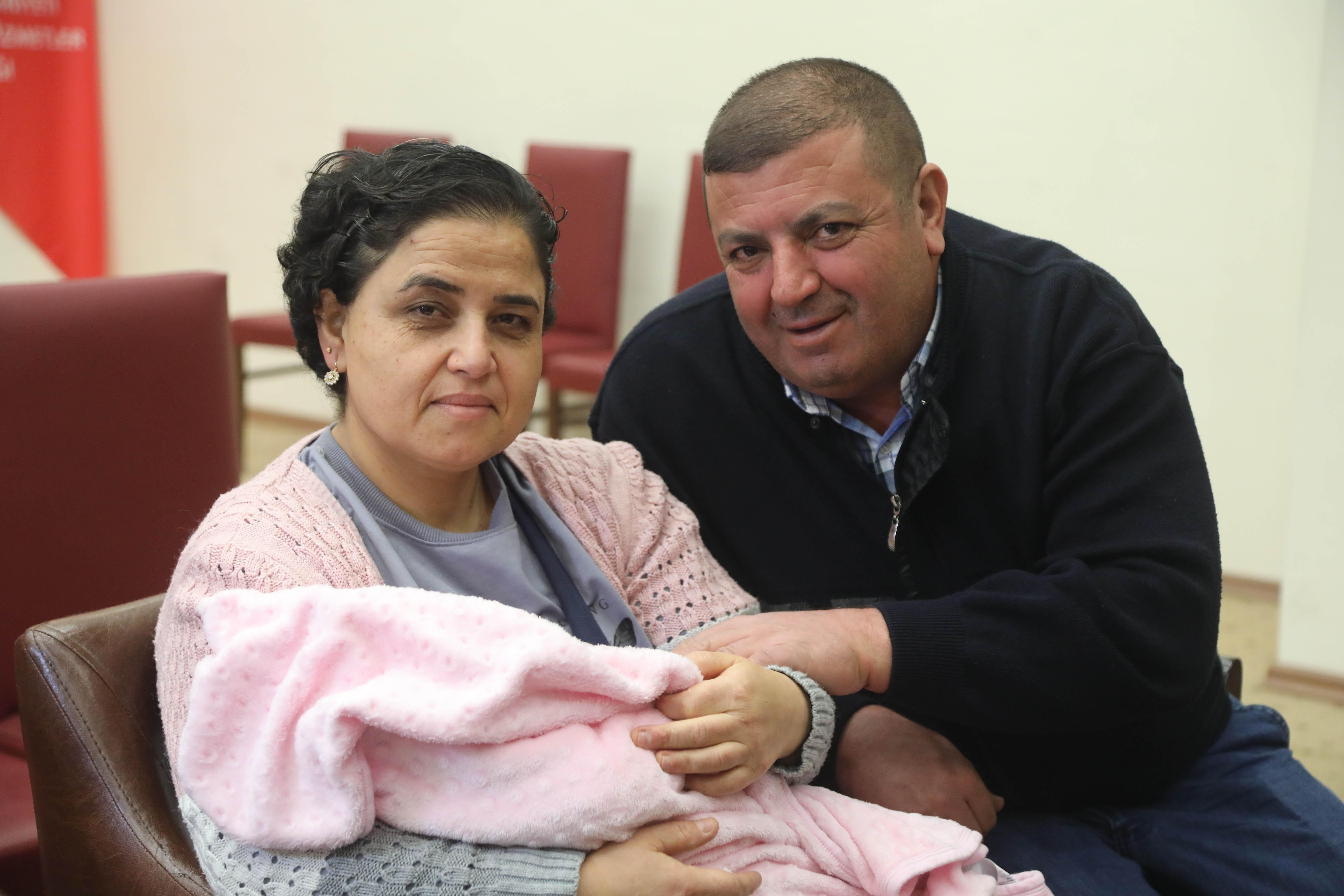 7 yıl önce evlat edinen çift, bu kez 3 aylık Emine bebeğe koruyucu aile oldu 7 yıl önce evlat edinen çift, bu kez 3 aylık Emine bebeğe koruyucu aile oldu