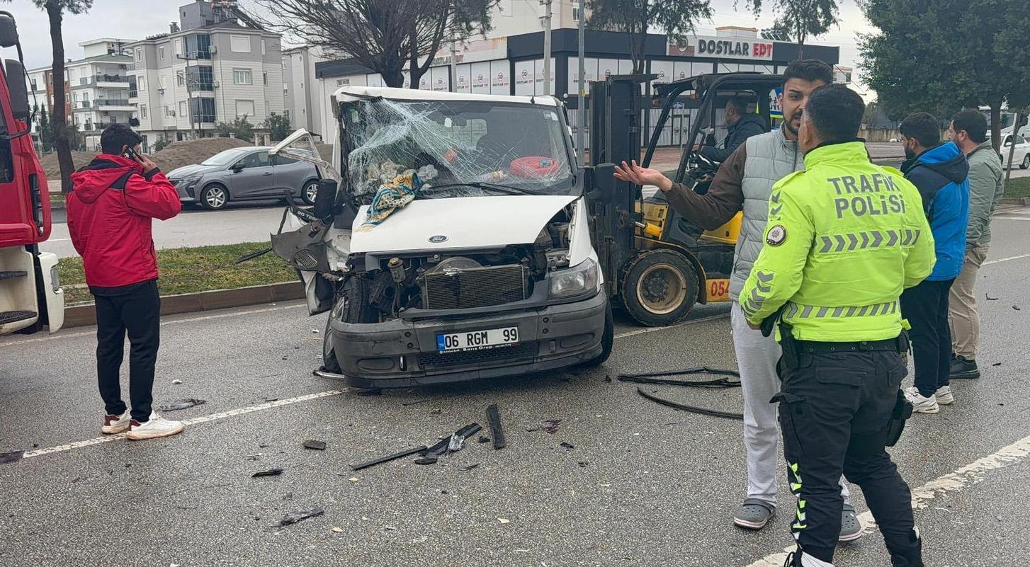 Hafif ticari araçla kamyonet çarpıştı: 1’i çocuk, 3 yaralı Hafif ticari araçla kamyonet çarpıştı: 1’i çocuk, 3 yaralı