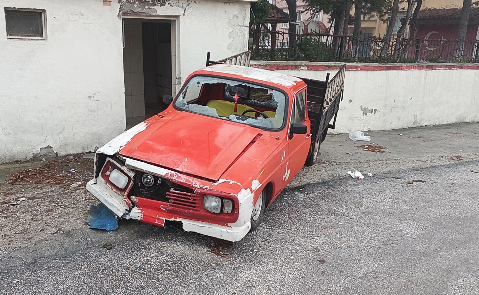 Duvara çarpan pikapta 2 yaralı Duvara çarpan pikapta 2 yaralı