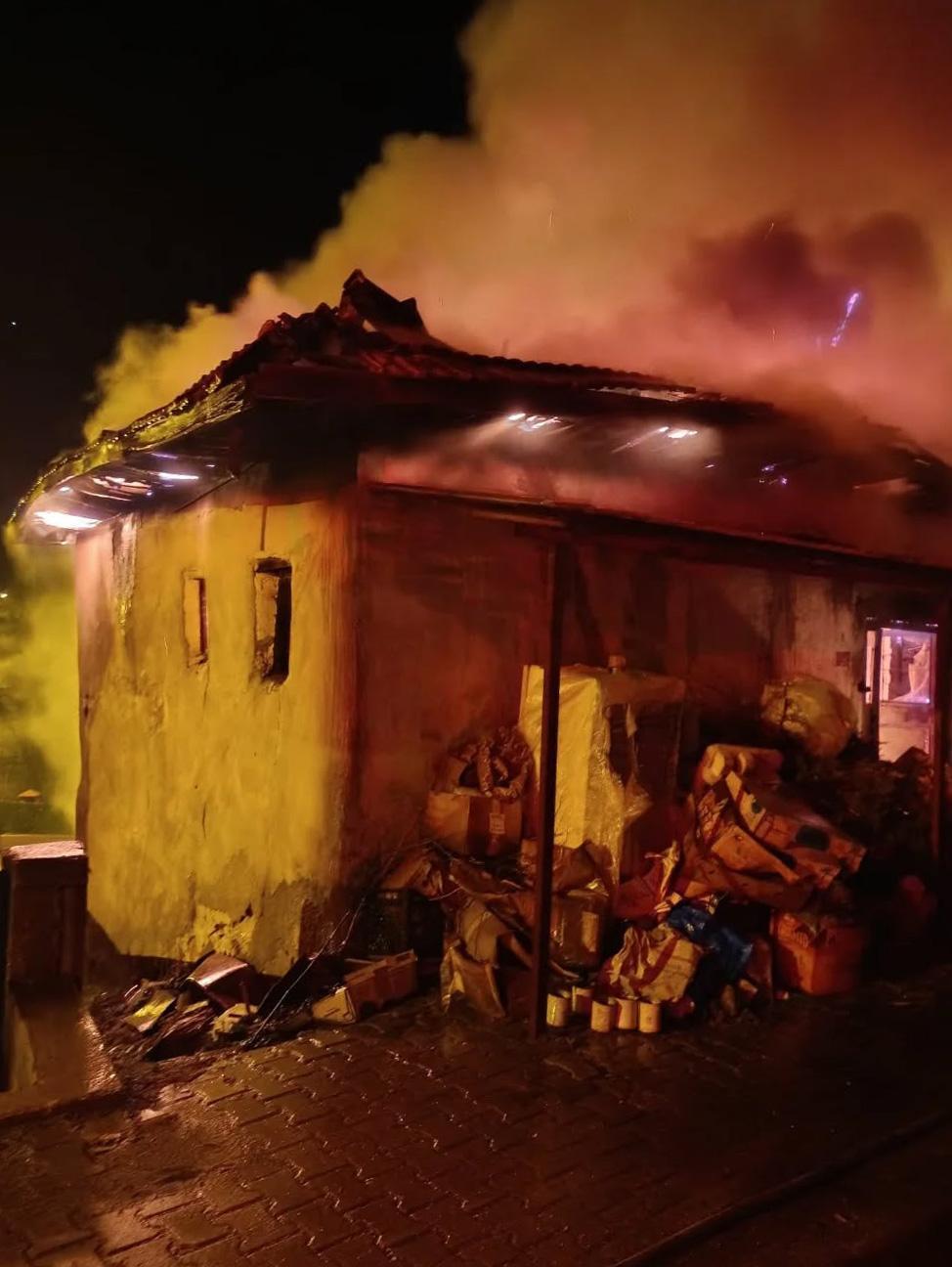 Yangında evinde mahsur kaldı