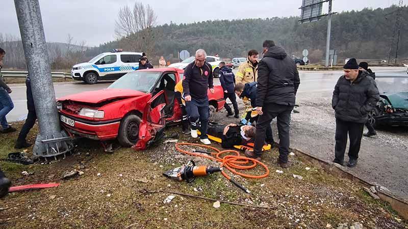 İki otomobil kafa kafaya çarpıştı: 1’i ağır, 3 yaralı