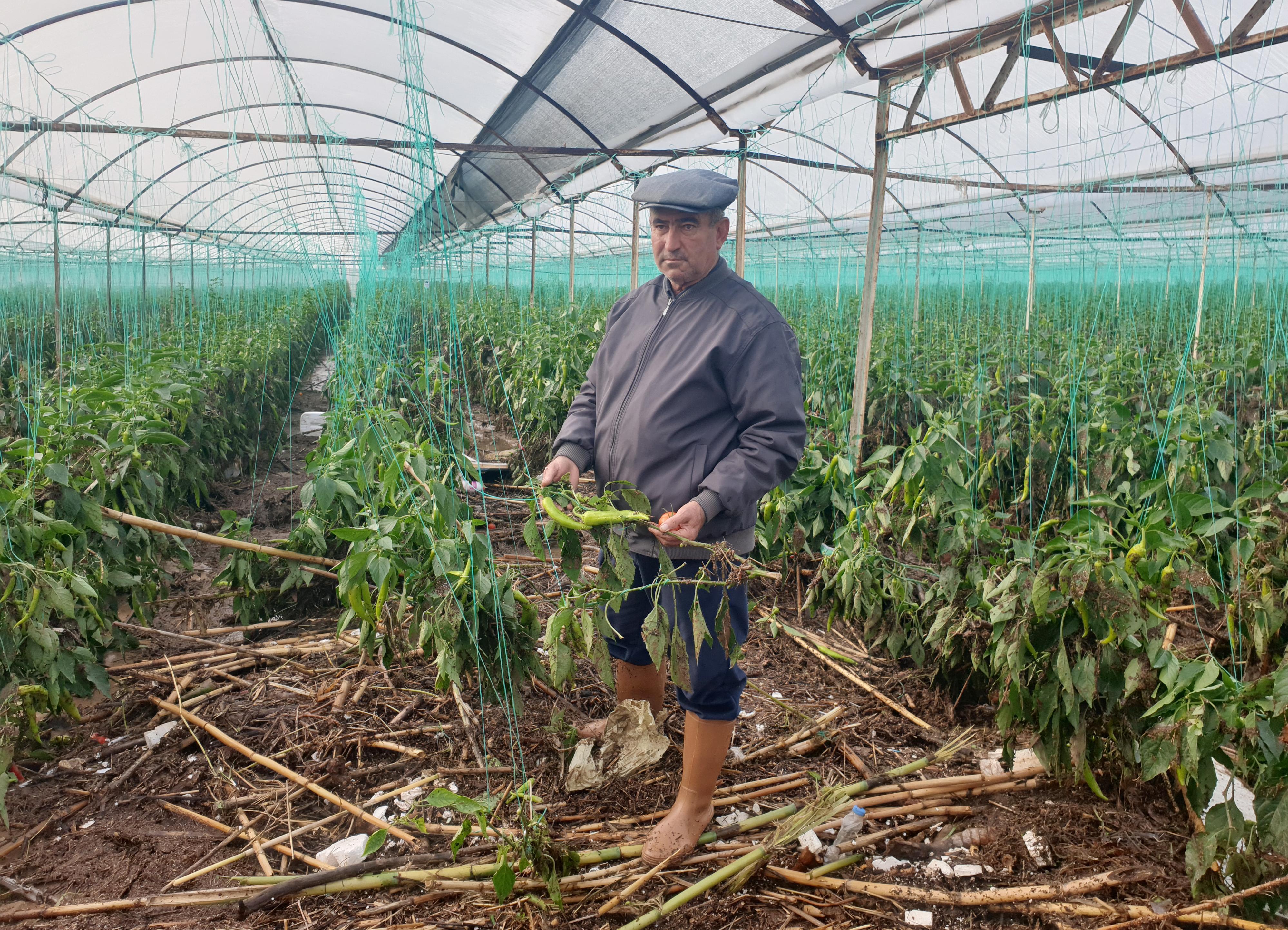 Antalya’da tarım alanlarını su bastı; mahsur kalanlar, iş makinesi ve botlarla kurtarıldı (2)