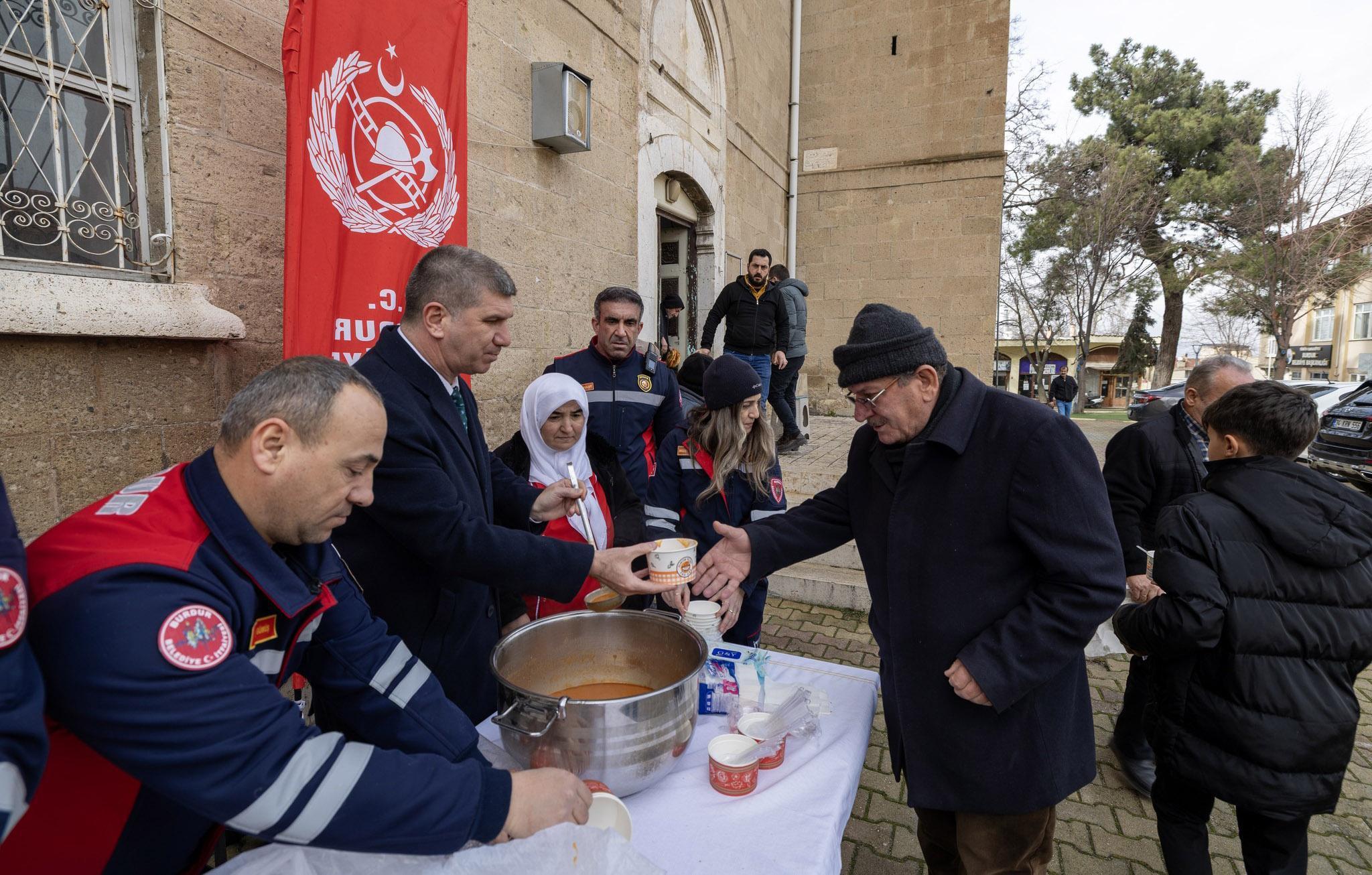 İtfaiyeciler çorba dağıttı