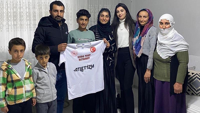 Mahalle mahalle gezerek ‘yıldızları’ ile buluşuyor