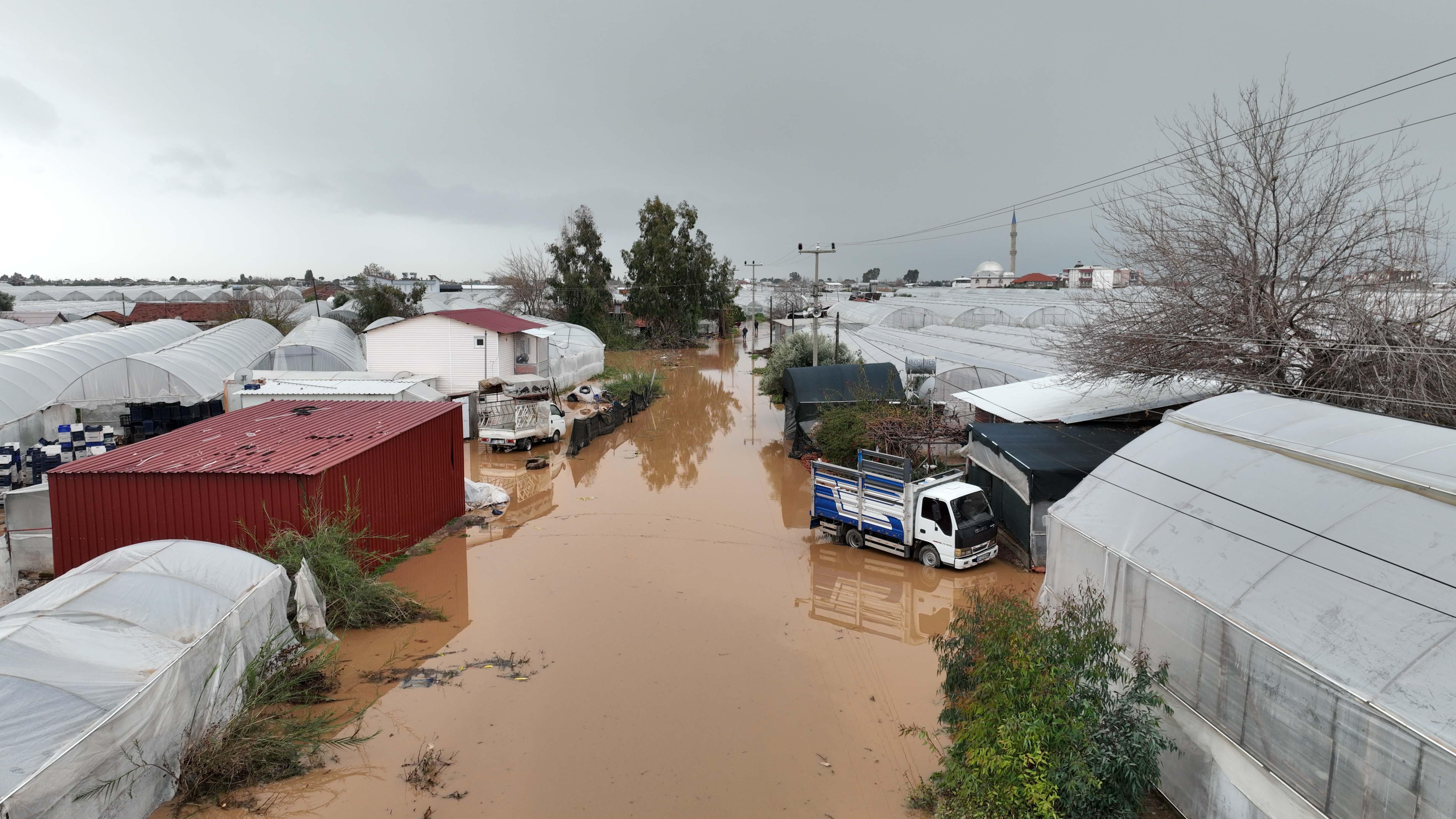 ‘Sarı kod’la uyarılan Antalya’da tarım alanları su altında kaldı