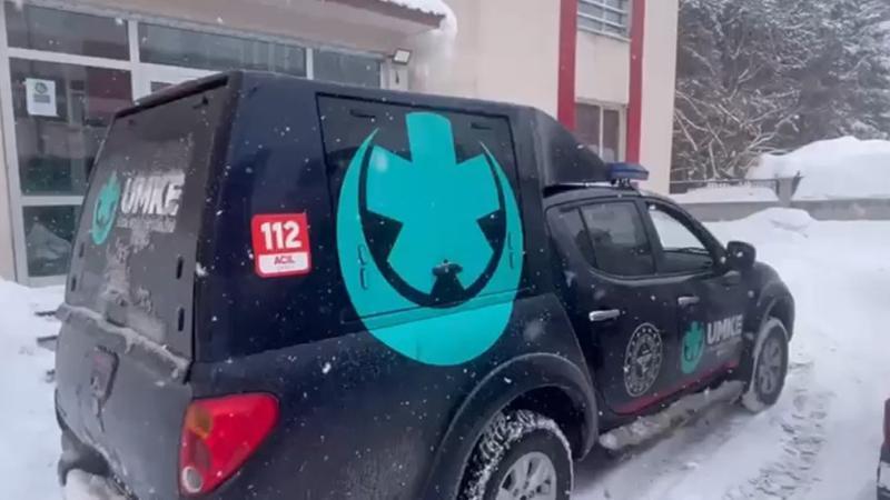 Diyabetli çocuk, kar yağışı ve çığ riskinin bulunduğu köyden alınıp hastaneye ulaştırıldı