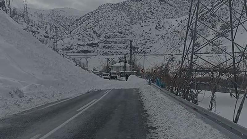 Hakkari’de Van ve Çukurca kara yollarında 3 ayrı noktaya çığ düştü