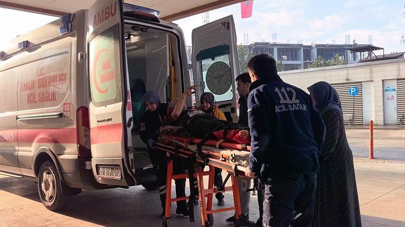 Devrilen istif haldeki demirlerin altında kalan işçi yaralandı