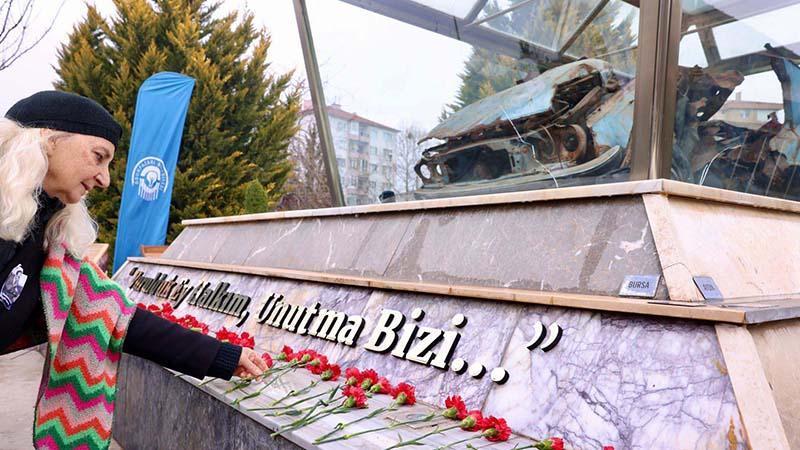 Uğur Mumcu, Eskişehir’de hurda otomobilinin sergilendiği alanda karanfillerle anıldı