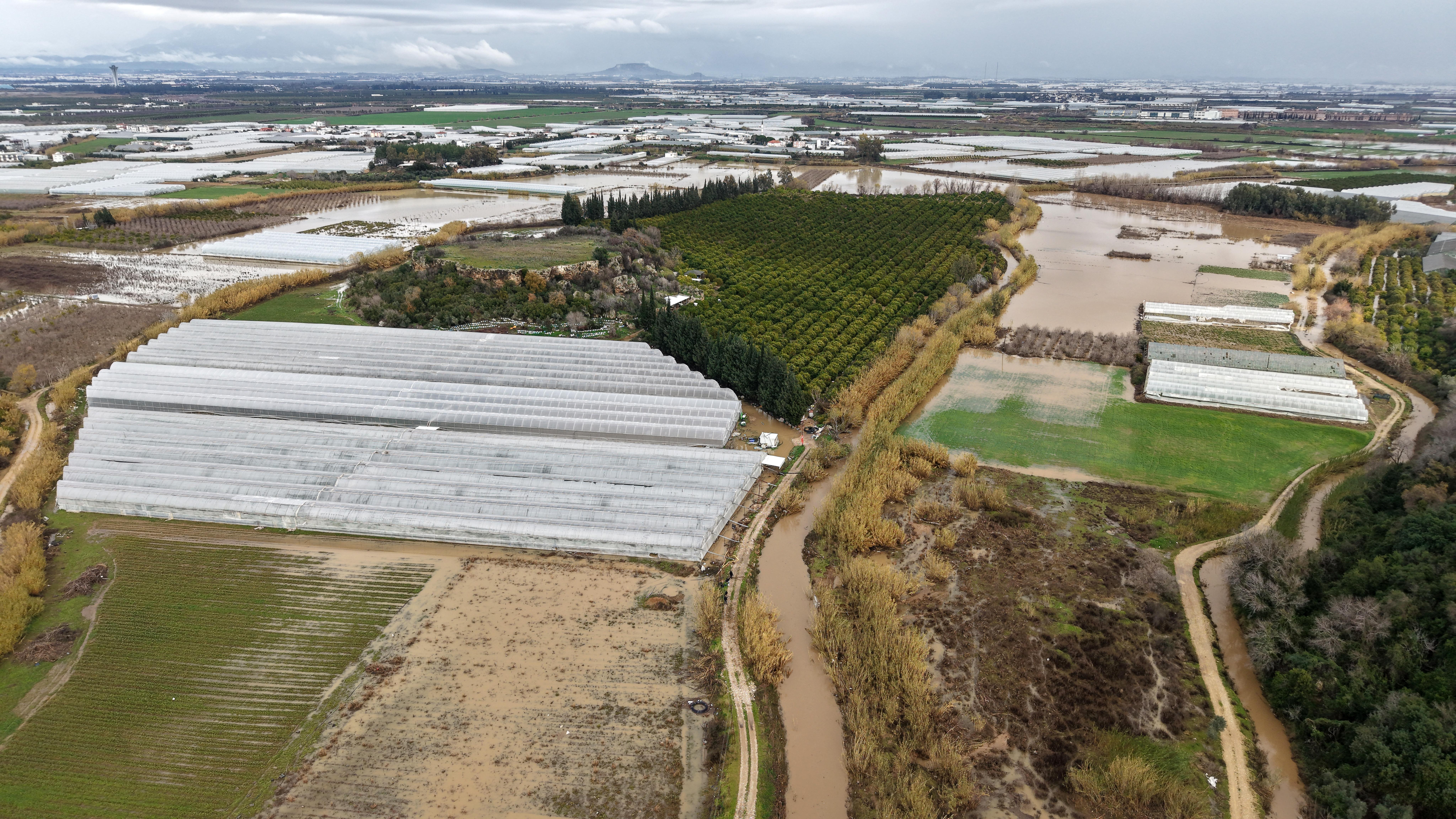 ‘Sarı kod’la uyarılan Antalya’da tarım alanları su altında kaldı (3)