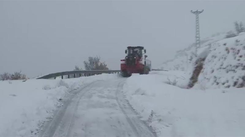 Yolu kapanan köydeki şehit ailesi için ekipler seferber oldu
