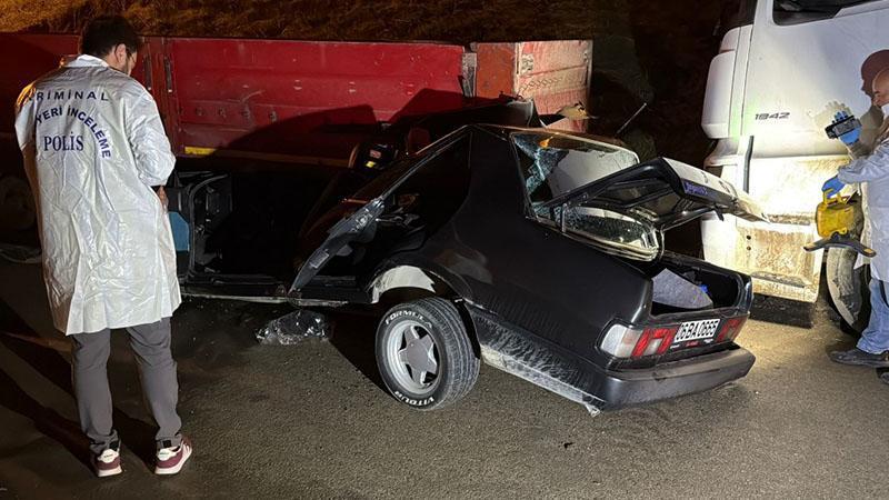 Otomobil, park halindeki TIR’a çarptı: 1’i ağır, 2 yaralı