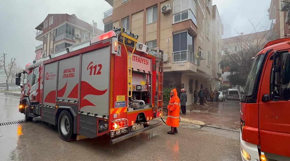 Yangında dairenin odası kullanılamaz hale geldi