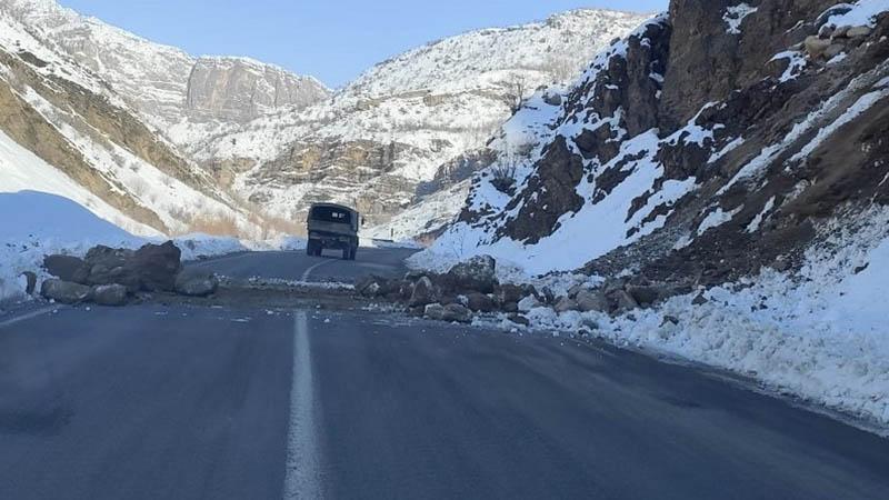 Kara yoluna düşen kaya parçaları askerler tarafından temizlendi