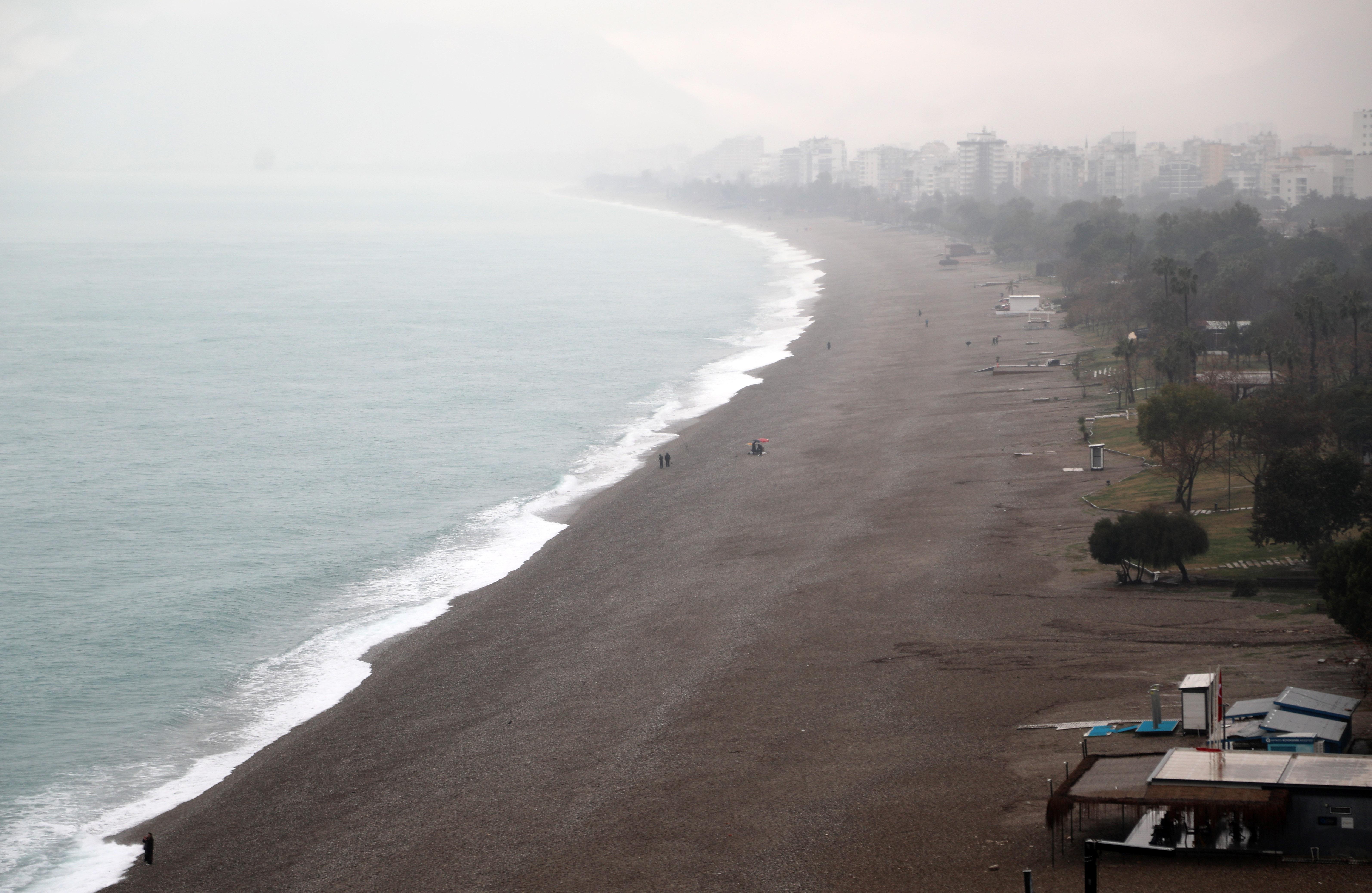 Antalya’da şiddetli yağışta yol çöktü Antalya’da şiddetli yağışta yol çöktü