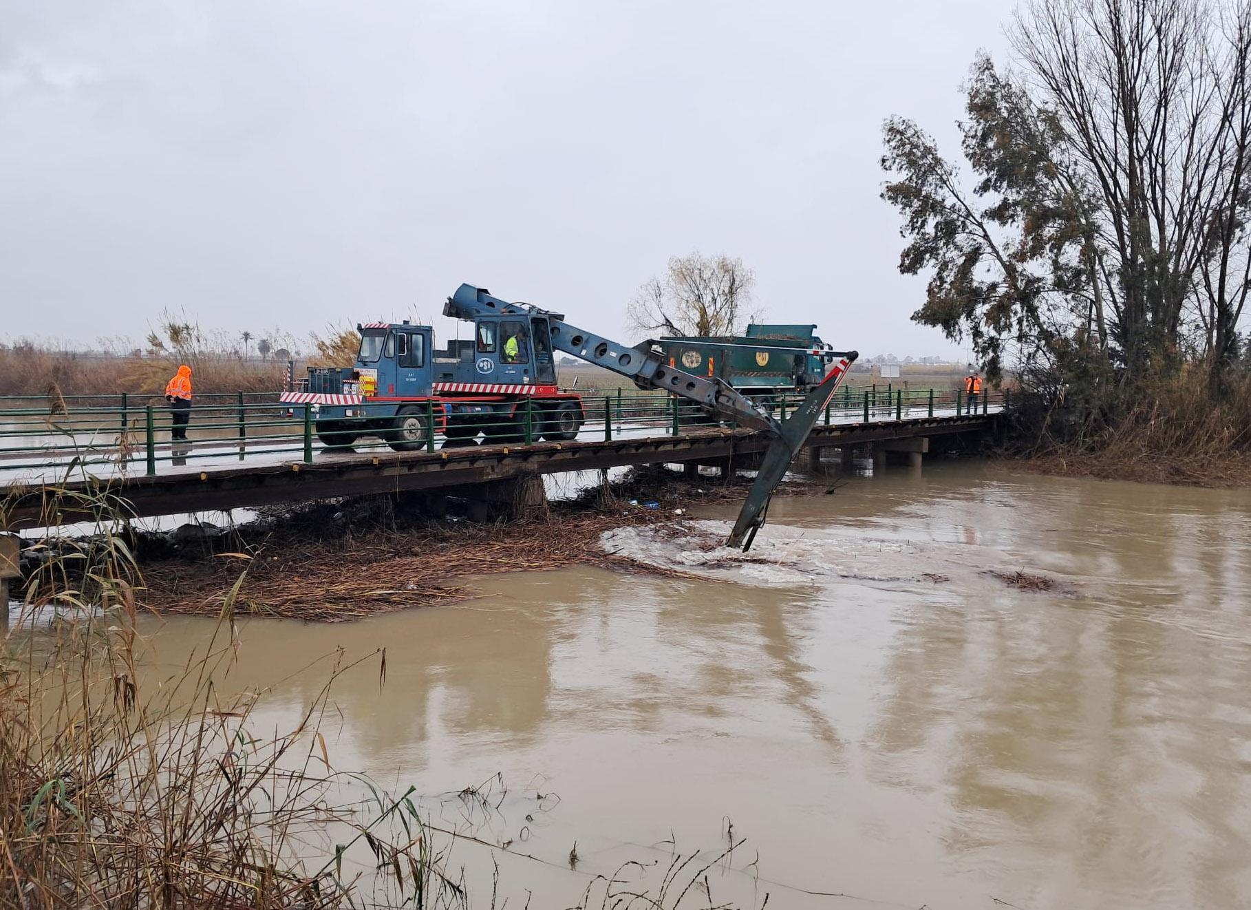 Derelerde biriken atıklar temizleniyor