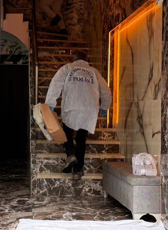 Aparttaki odada ölü bulundu