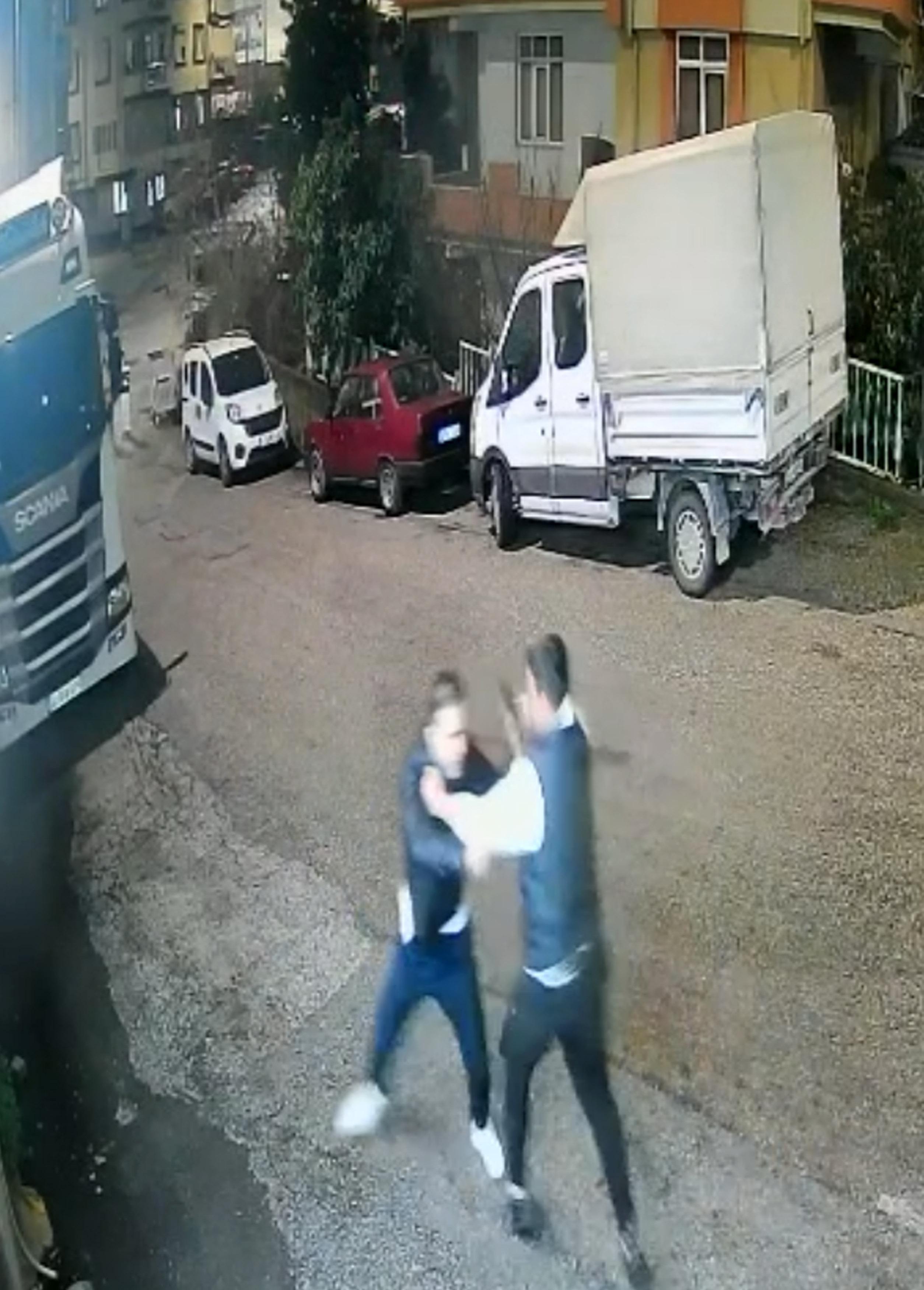 Birlikte içki içerken tartıştı, evinden çağırıp bıçakladı