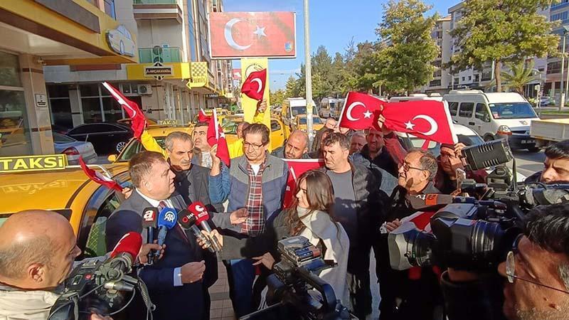 İzmir’de taksiciler araçlarını Türk bayraklarıyla donattı
