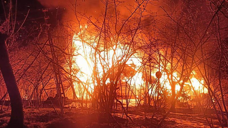 Yanan evinin 10 metre ilerisinde ağaçta asılı cansız bedeni bulundu Yanan evinin 10 metre ilerisinde ağaçta asılı cansız bedeni bulundu